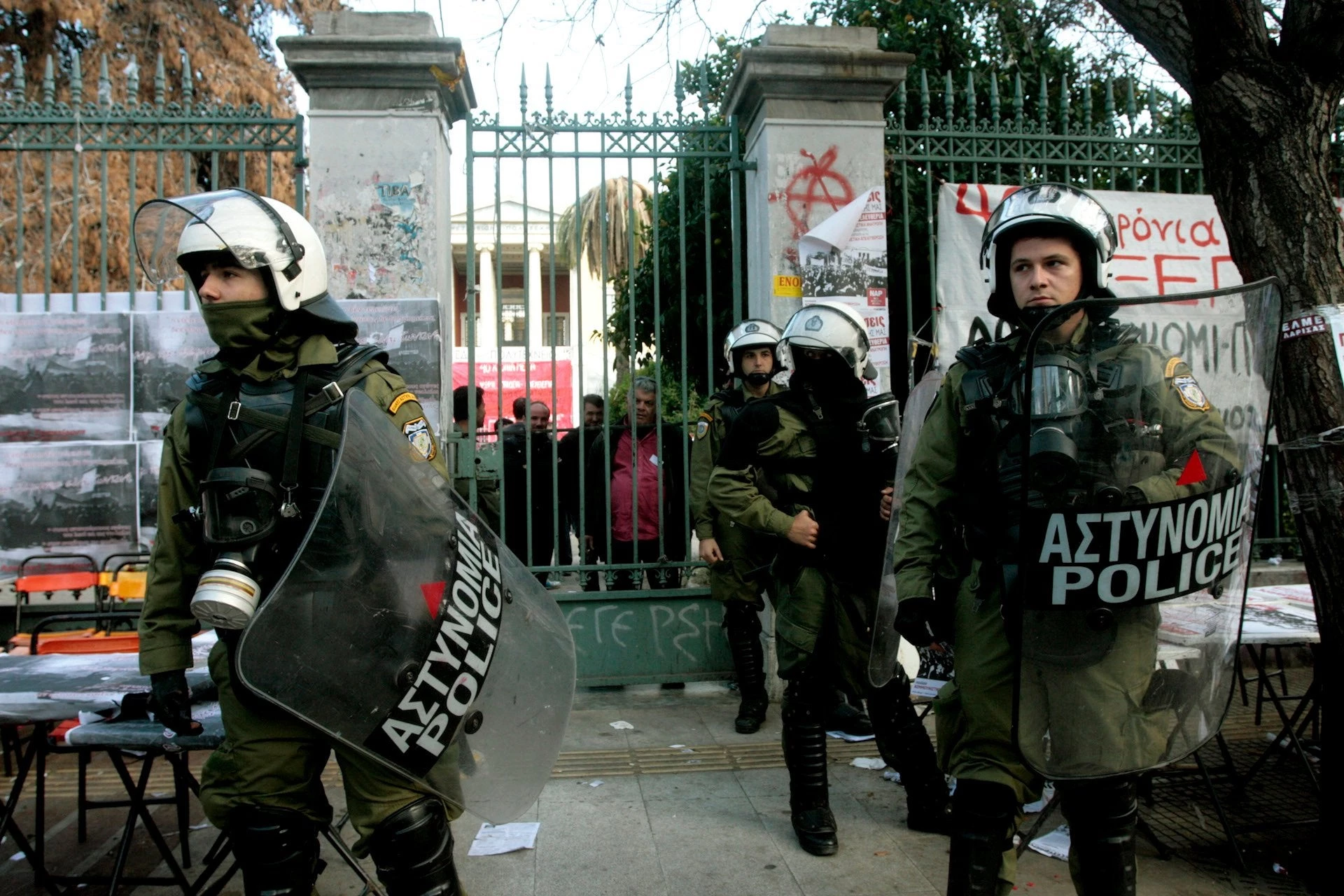 Δρακόντεια μέτρα για το Πολυτεχνείο: 5.000 αστυνομικοί στην Αθήνα για αποφυγή επεισοδίων – Κλείνουν σταθμοί του μετρό και δρόμοι